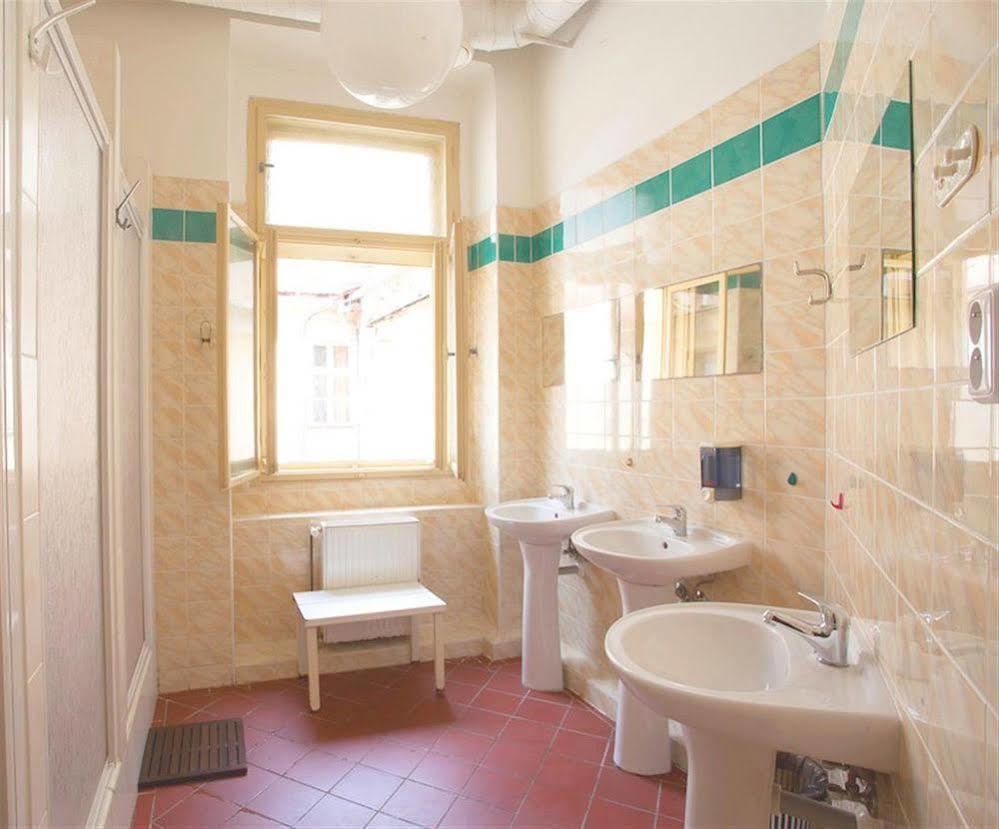 Travellers Hostel Praha Luaran gambar